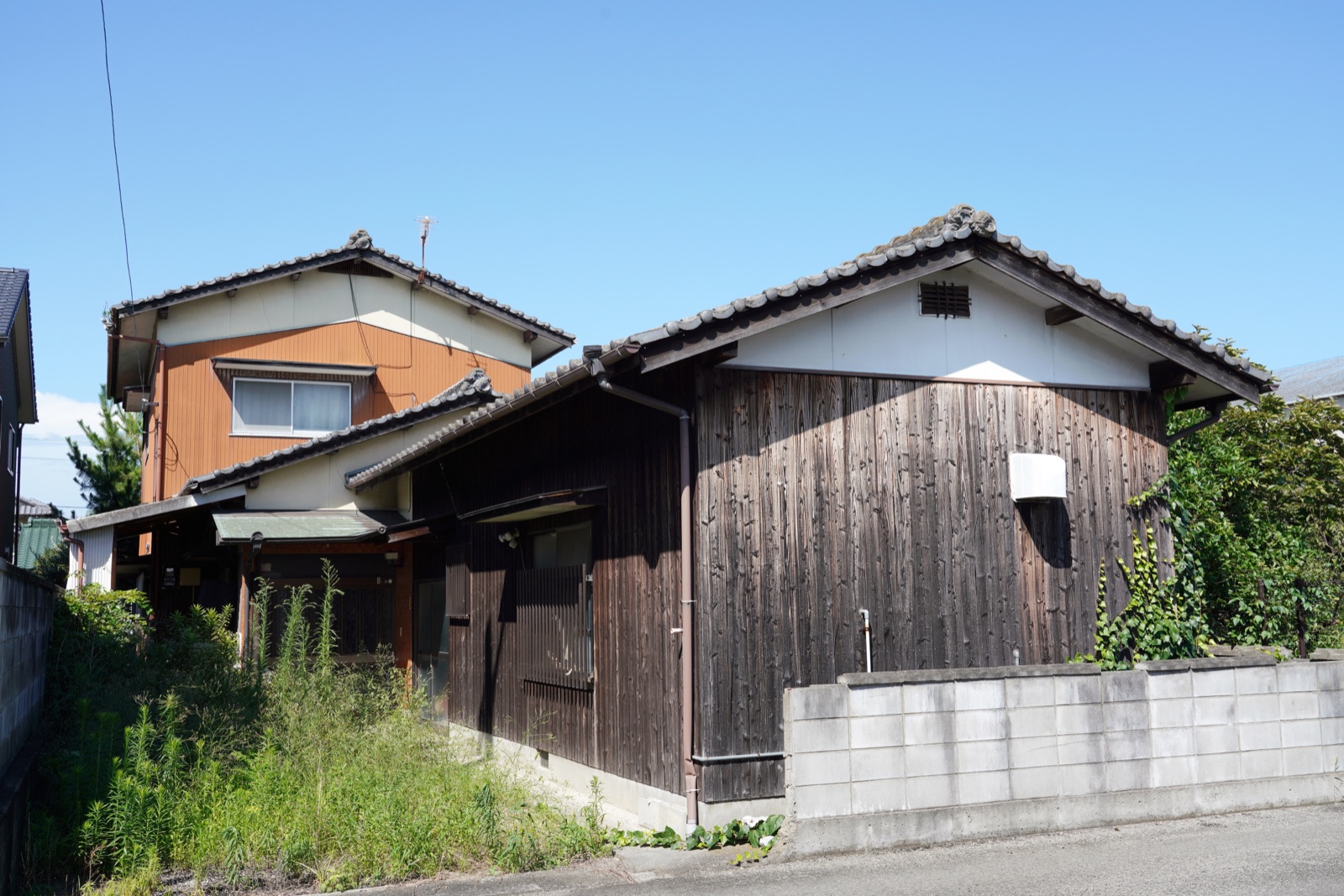 古い木造空き家の外観と敷地